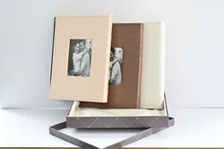 אלבום דמוי עור מולחם גודל 15/20 ס"מ עם קופסה.